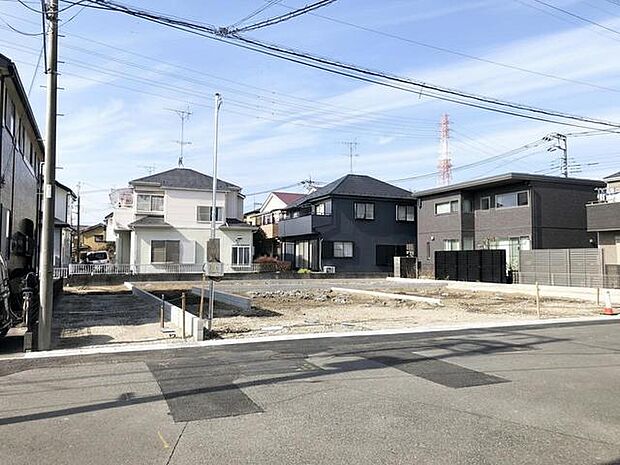 青空の下、新しい暮らしが始まる静かな街並み