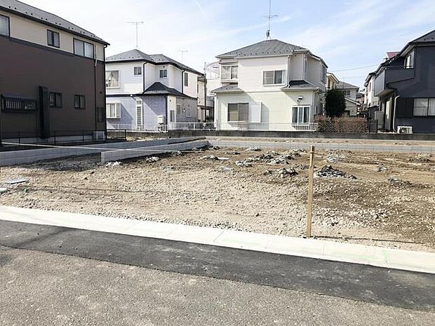 駐車が苦手な方にも嬉しい、前面6ｍ道路に面した住まい。 