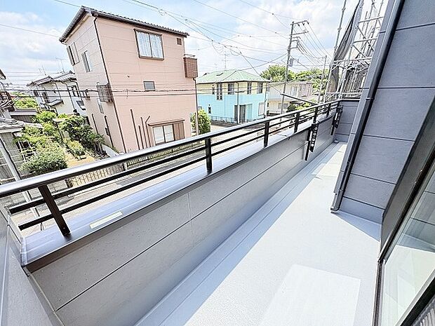 周囲の静けさを感じながら、外の空気を身近に楽しめる開放的な空間が広がっています。