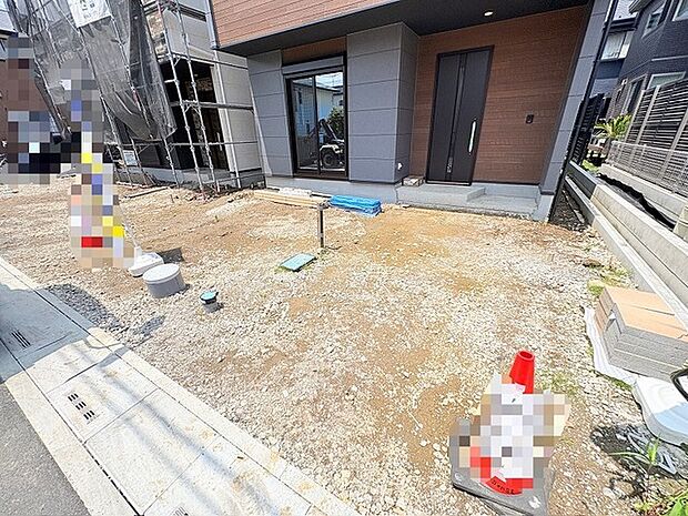 これから始まる暮らしの可能性を秘めた、ゆとりある外構スペースが広がる住まいです。