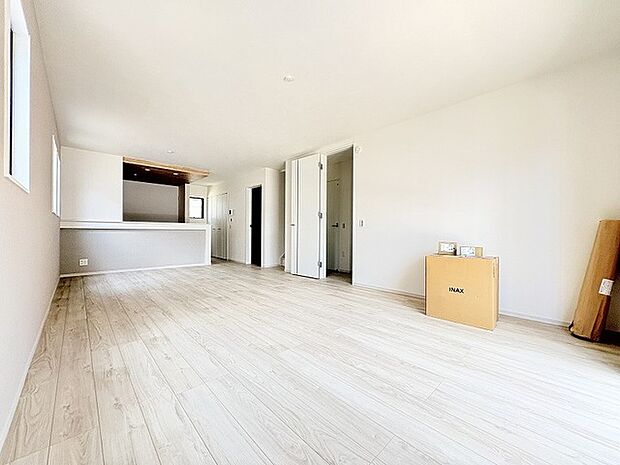 無駄を削ぎ落としたシンプルな空間が、住まう方の感性に寄り添い、日々の暮らしに穏やかな広がりをもたらします。