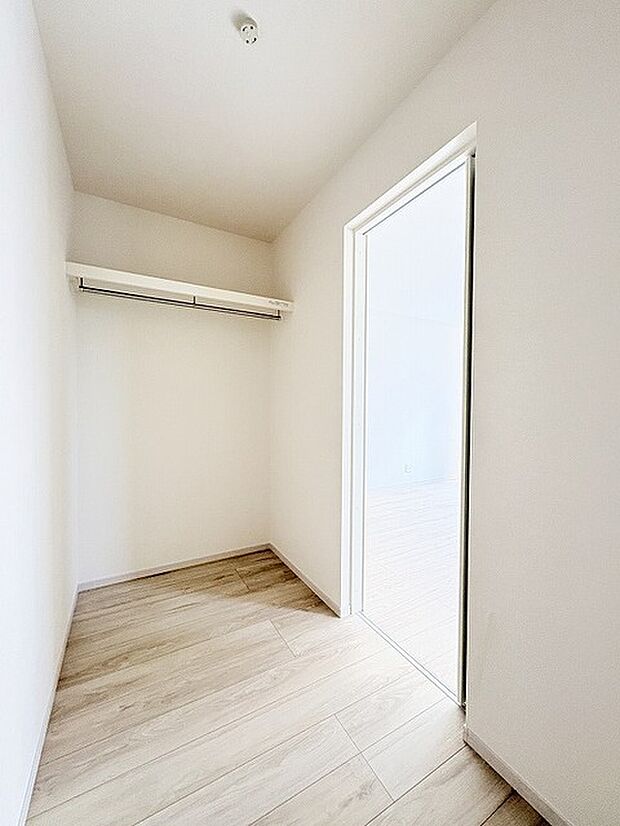 すっきりとした余白が心地よい、日々の暮らしにゆとりをもたらすシンプルな空間です。