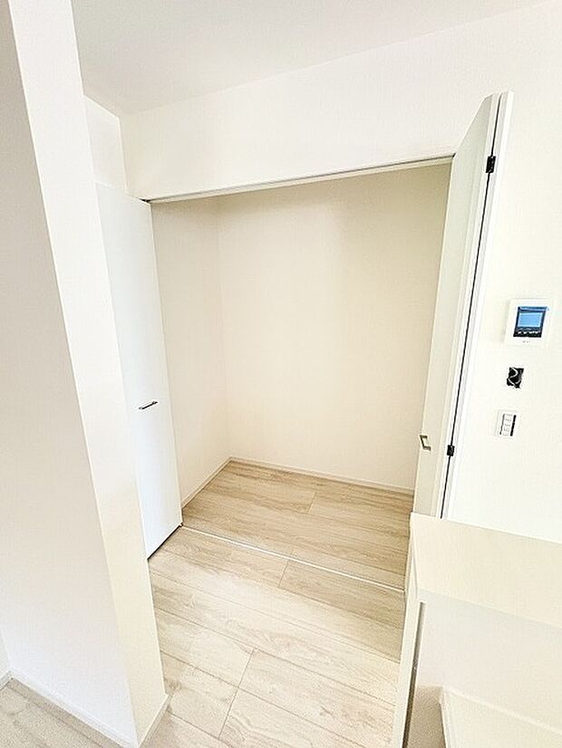 無駄のないシンプルな空間設計が、日々の暮らしに静かなゆとりと心地よい調和をもたらします。