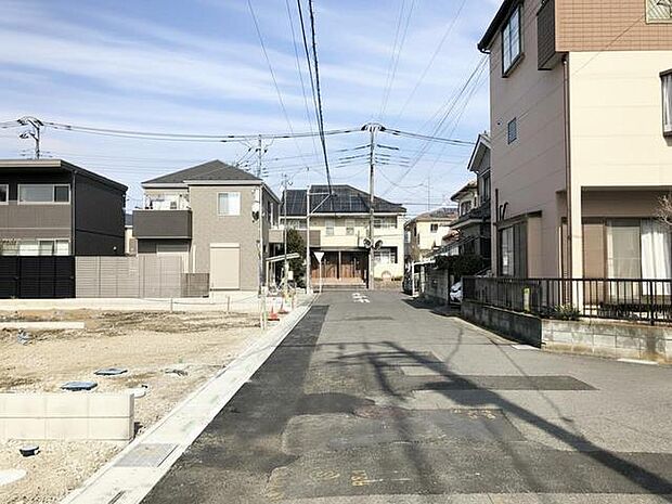駐車が苦手な方にも嬉しい、前面6m道路に面した住まい。