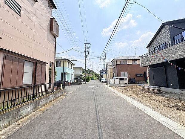 駐車が苦手な方にも嬉しい、前面6m道路に面した住まい。