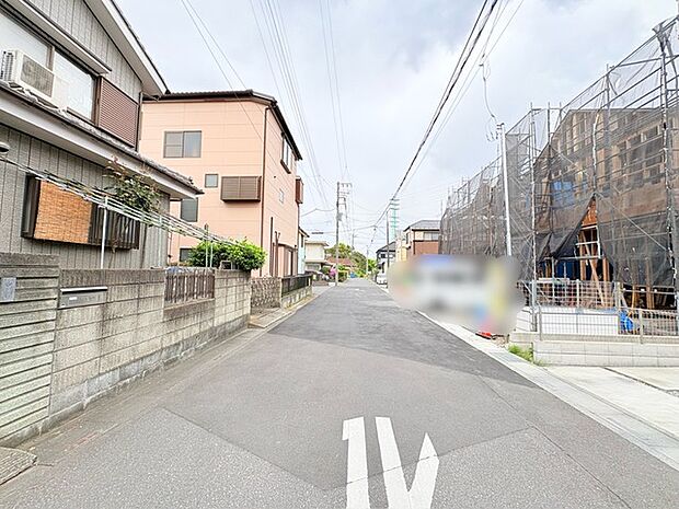 幹線道路から1本入った現地は、想像以上に静かに感じられます。 