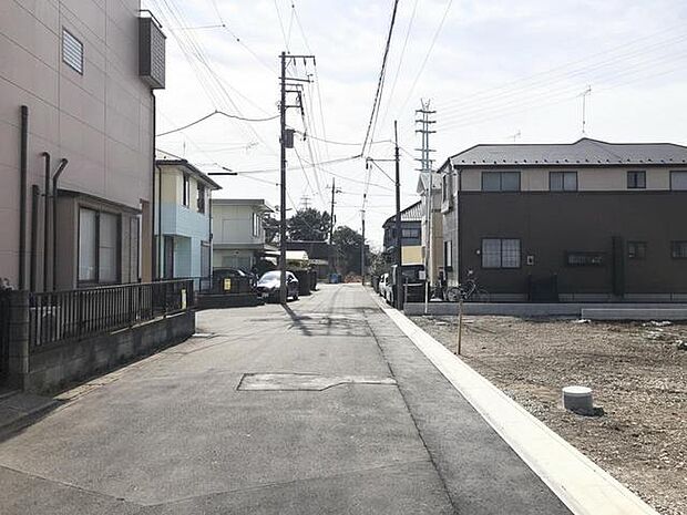 車通りの少ない閑静な住宅地、のびのびした子育てに適します。