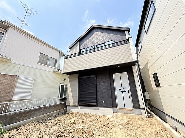 足場が外れて、スッキリした外観が見えてきました。 