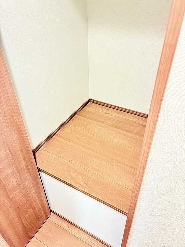 階段上のスペースを活かした2階ホール収納