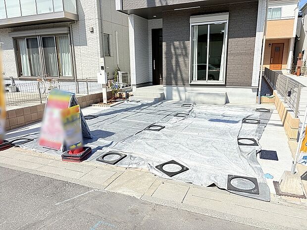 普通車を2台並列で駐車可能です。前面道路も広く駐車もしやすいです。