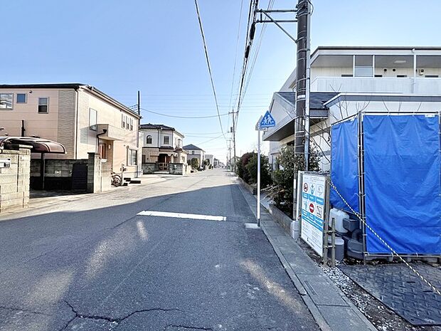 穏やかな日差しが心地よい、静かな街並みが広がります。