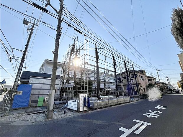 青空の下、輝く太陽と新しい街並みが広がる。