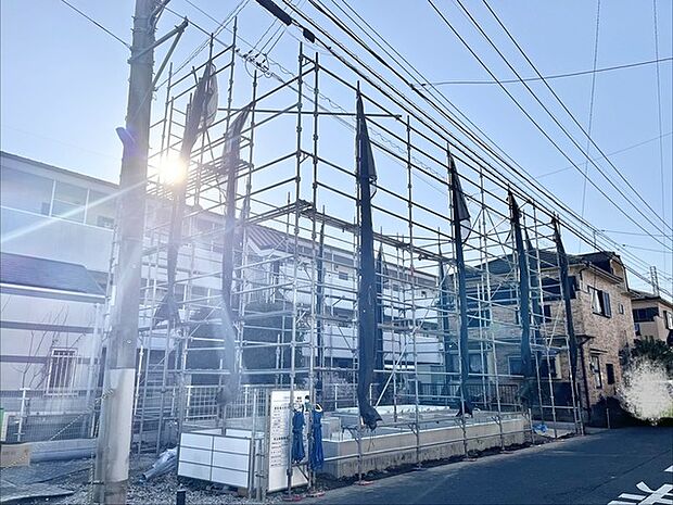 青空の下、清々しい空気が心地よい建築現場