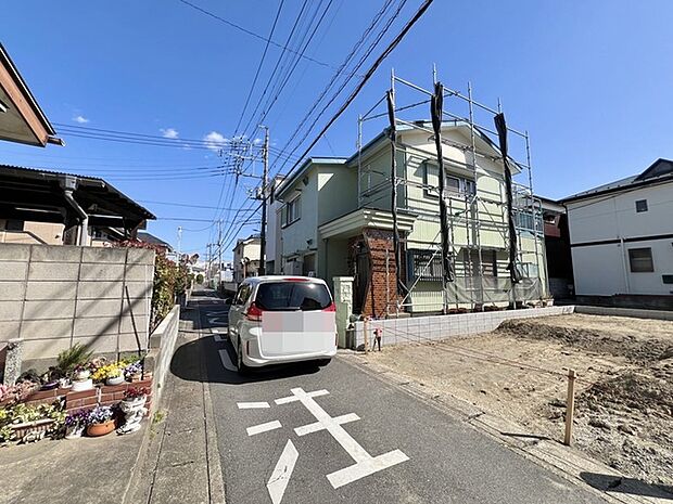 幅員の狭い道ですが、車通りの少ない住宅街に立地してます。
