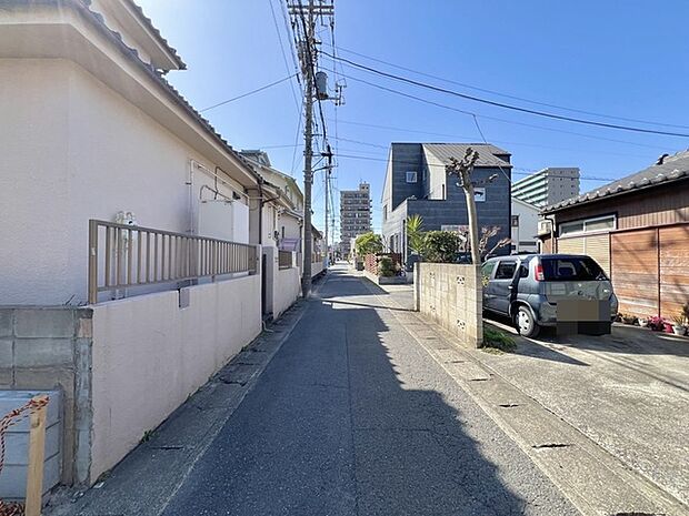 住民の方が主に利用する交通量少なめの道路に面してます。