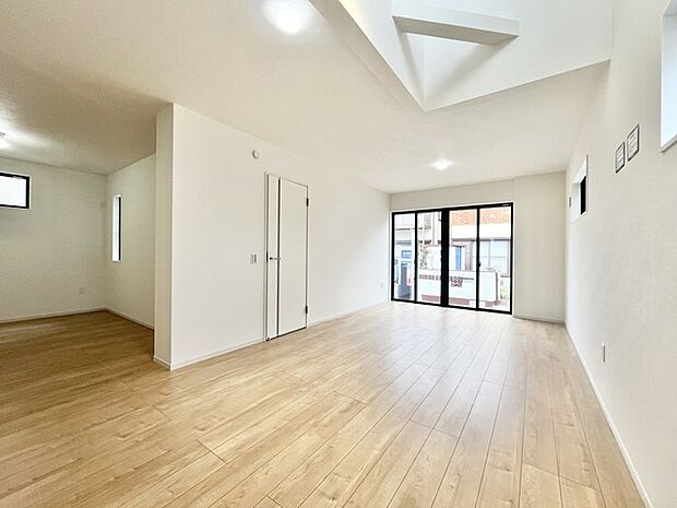 広々とした空間に、柔らかな木目が心地よさを添えます。