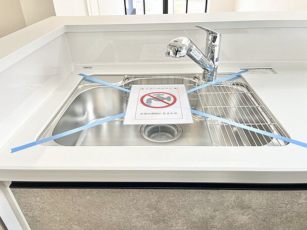 水回り空間に清潔感あふれる、すっきりとした設え。