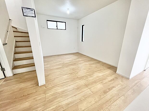 約19帖のリビングダイニング+4、5帖のフリースペースがあり大変開放感があります。