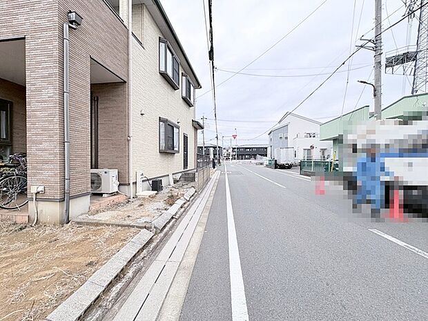 落ち着いた街並みに溶け込む、穏やかな住まいの佇まい。