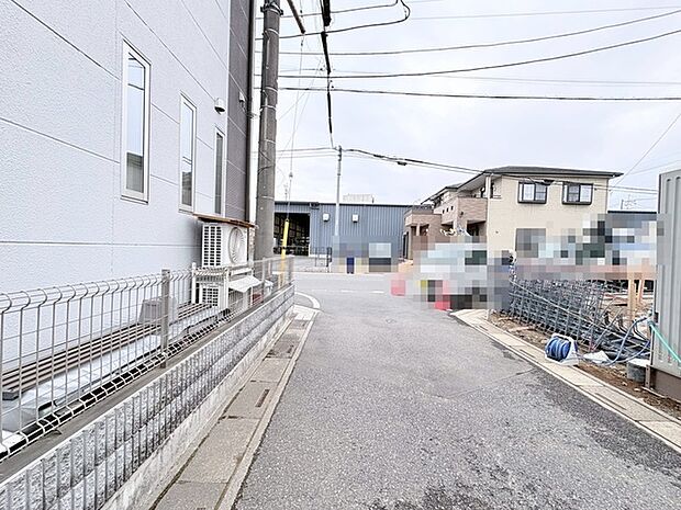 静かな街並みに調和する、落ち着いた佇まい