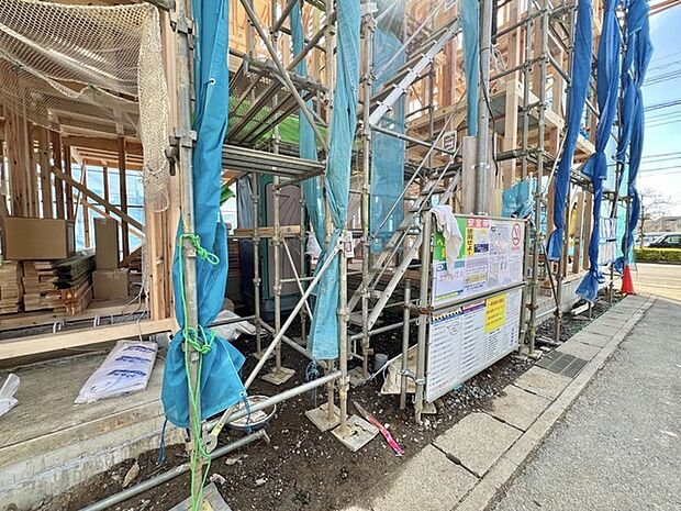 マイカースペースを1台分確保。現地で車幅と共にご確認ください。