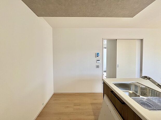 新築ならでは特典。未使用でスベスベのキッチンを撫でてみてください。