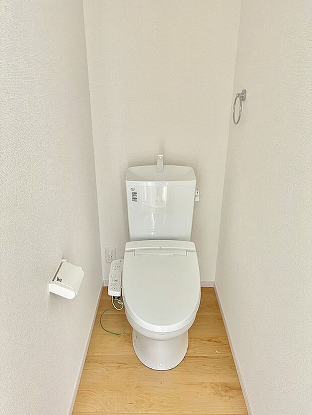 お手洗いこそシンプルな清潔感が重要、白いクロスに白いお手洗いを配置しました。