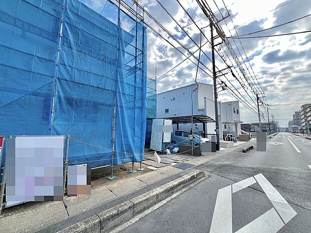 前面道路は歩道も整備され、小さなお子様にも安心です。