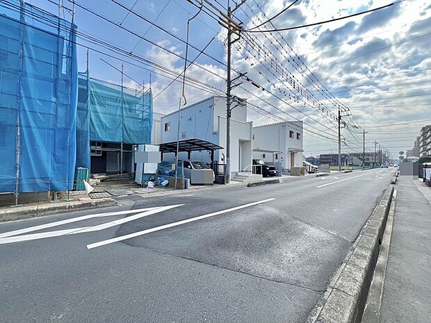 駐車が苦手な方にも嬉しい、前面9.2m道路に面した住まい。