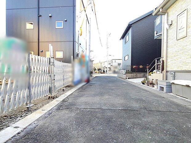 幅員こそやや狭くても、その分交通量が少なくて安心。