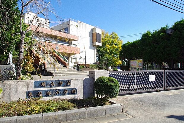 東越谷小学校 小学校まで徒歩約3分の立地で、毎日の通学も安心です。(195m)