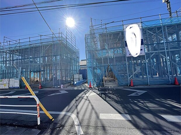 青空の下、新たな空間が息づき始める静けさ