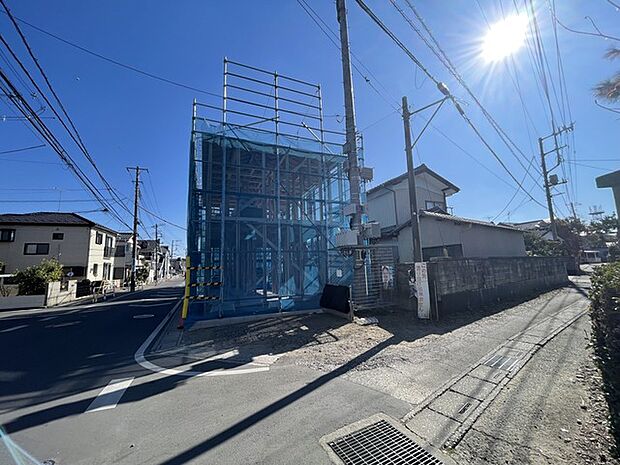 青空のもと、発展の予感を感じさせる街並み