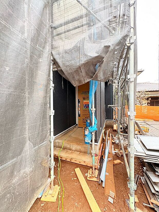 この扉を開けると、新築の木の匂いが待ってます。 