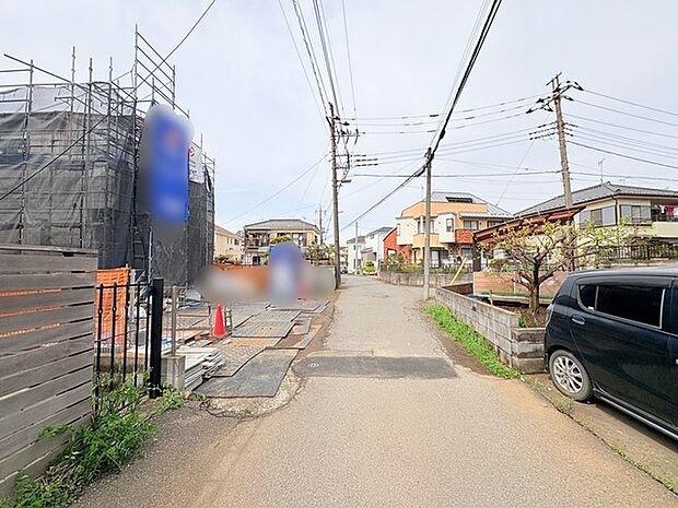 住民の方が主に利用する交通量少なめの道路に面してます。 