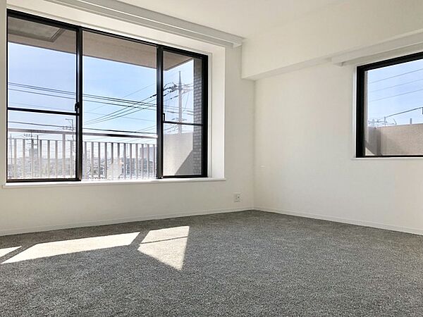 南向きの大きな窓から、たっぷりの陽射しが射し込みますね。