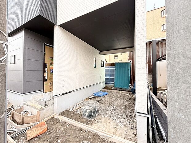 マイカースペースを1台分確保。現地で車幅と共にご確認ください。