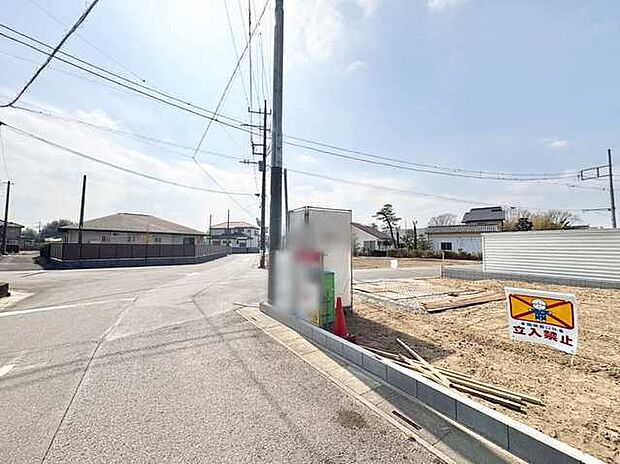 広々とした空が広がる、穏やかな街並みに佇む場所