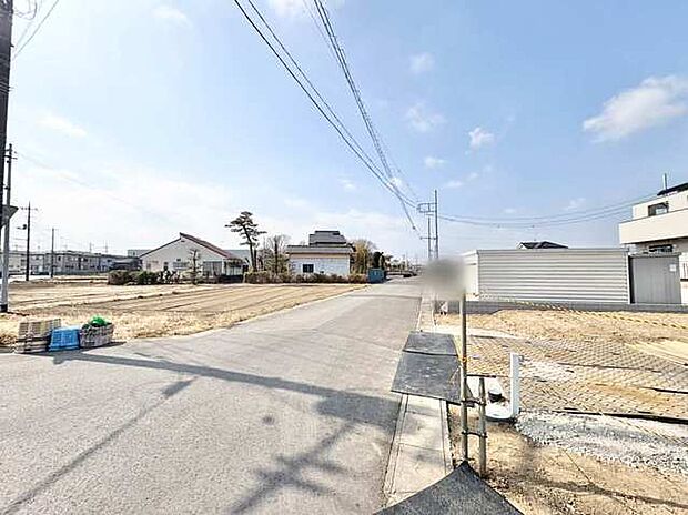 広々とした空の下、静かで穏やかな時間が流れる街並み