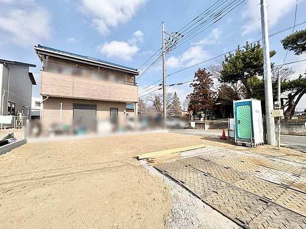 空と建物の調和が心地よい、広々とした敷地。