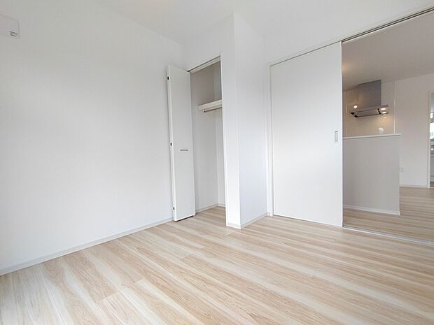 今からここを誰のお部屋にしようか、そんな洋室。