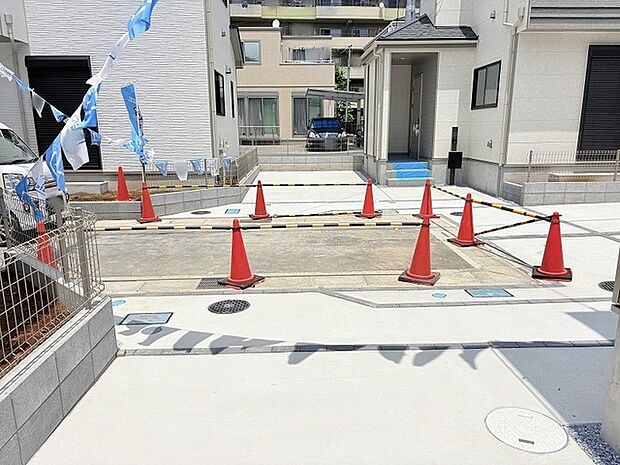 すっきりと整えられた敷地は、日々の暮らしにゆとりをもたらす清潔感に満ちた佇まいです。