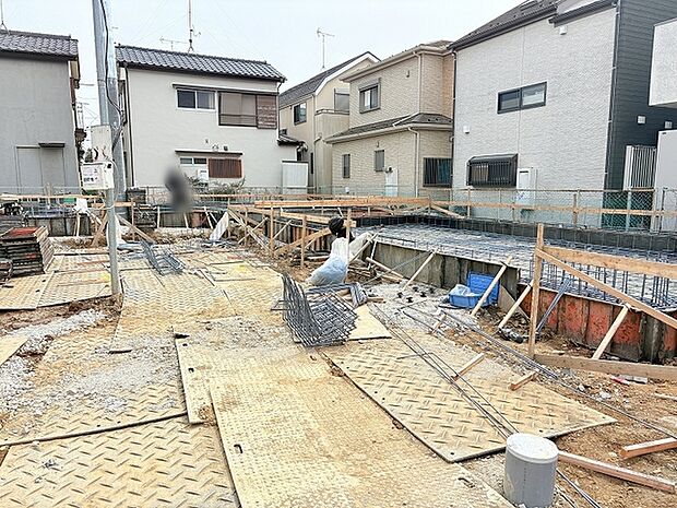 カースペースは縦列で2台駐車可能です。