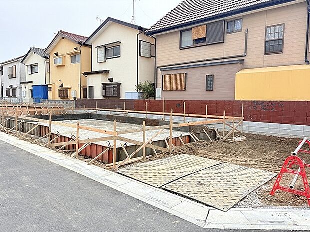 北西・北東角地で車を2台並列で駐車できる区画です。