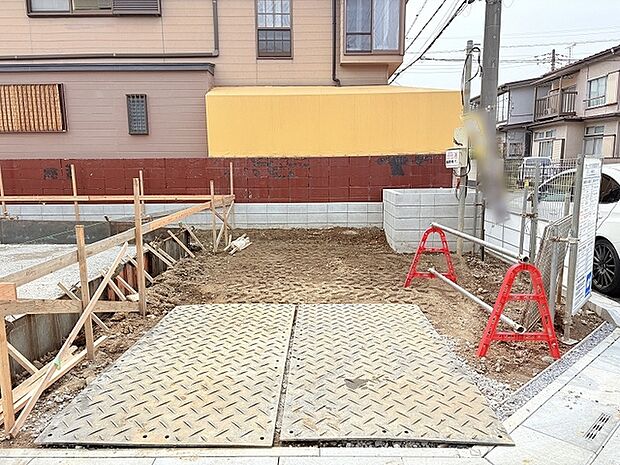 普通車1台+コンパクトカーを並列で駐車可能です。