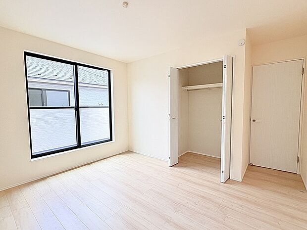白を基調としたシンプルな内装で、住まい手の個性を引き立てる穏やかな空間が広がっています。