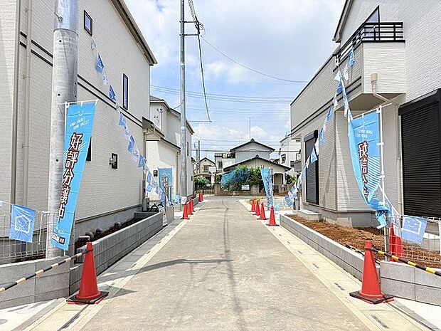整然と並ぶ建物が落ち着いた街並みを形成し、穏やかな暮らしの始まりを感じさせる風景が広がっています。