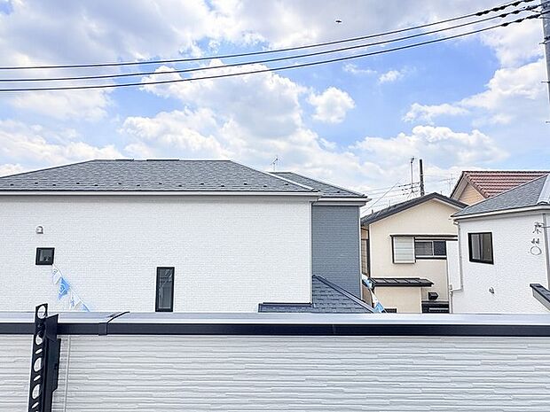 大きく広がる空を身近に感じながら、穏やかな日常が流れる住環境です。