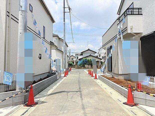 整然とした街並みが広がり、日々の暮らしに穏やかな落ち着きを感じさせる住環境です。