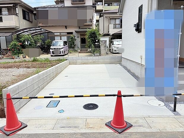 暮らしの基点となる、整然と整備されたすっきりとした佇まいの敷地スペースです。